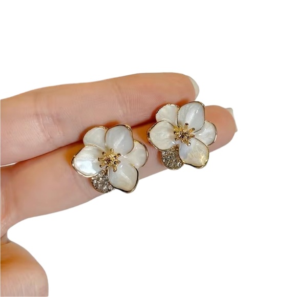 White and Gold Flower Stud Earrings - Picture 4 of 4